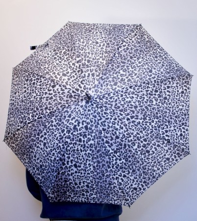 Sort/grå paraply med jaguarmønster