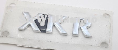 «XKR» - Emblem, bagasjelokk, høyre side